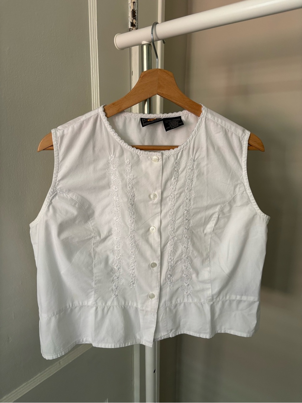 Vintage Y2K Sleeveless High Neck Button-Front White Cotton Embroidered Top Sz M